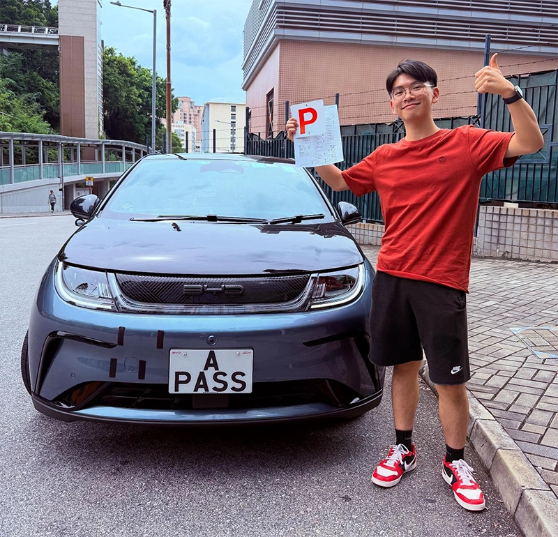 學車天使學生正在練習駕駛